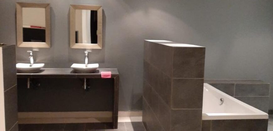 🏡 Villa de prestige avec piscine à Meknès – Terrain 1000 m² – Vue exceptionnelle